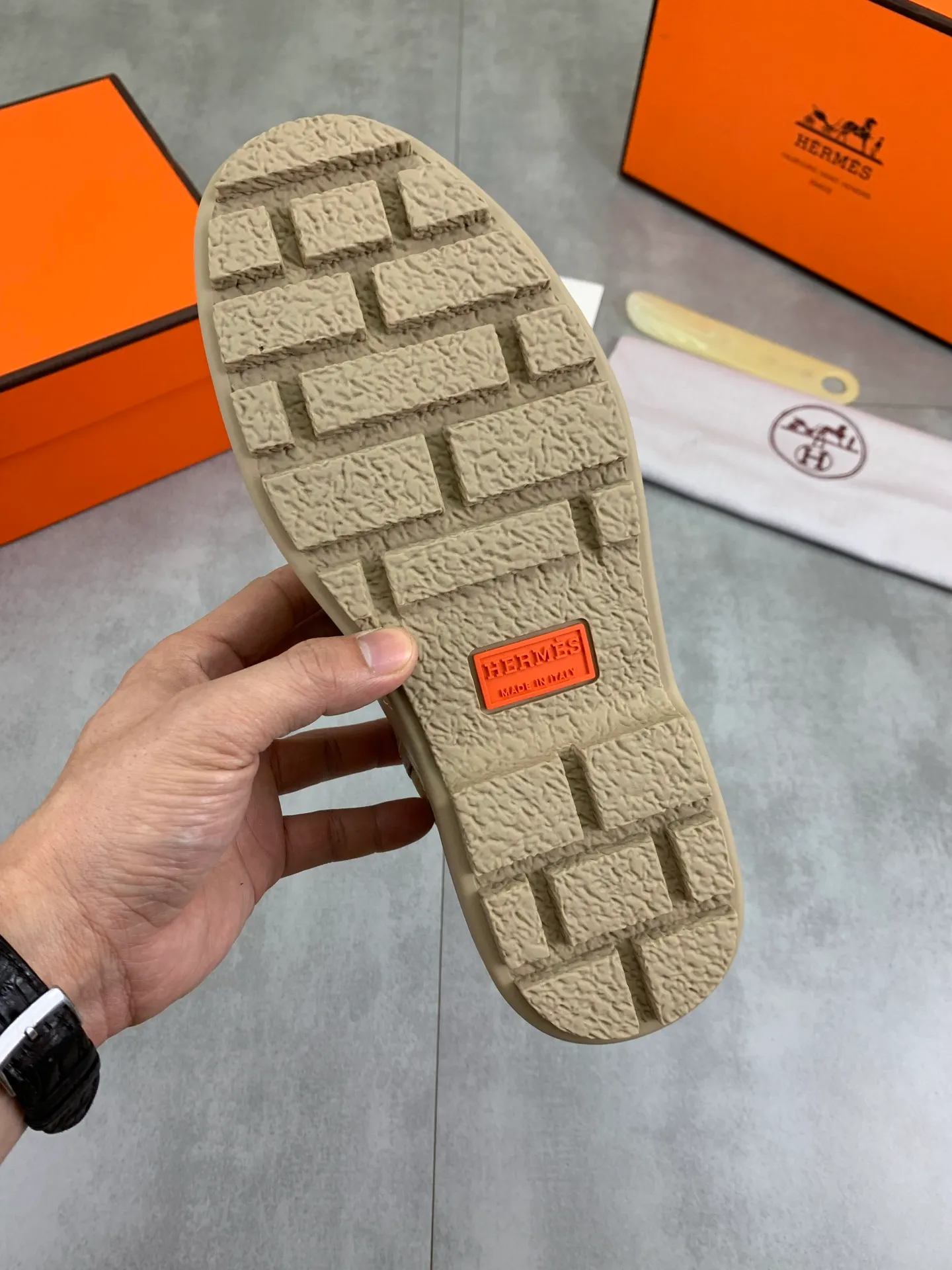 Factory price P740 💰💎💎💎Brand: Hermès Grade: Same as the official website Original quality materials: Original soft calfskin with beef tendon cloth Water-dyed cowhide lining Original Italian rubber outsole Style categories: Men's fashion Formal casual leather shoes Lace-up men's shoes series Young fashion European and American trends British style Size: 39-44 (38.45 can be customized)